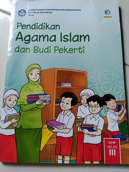 Product Review of Buku Agama Islam Kelas 3 Edukasi, Pendidikan Agama Islam dan Budi Pekerti, Revisi 2018 Kementrian Pendidikan dan Kebudayaan RI untuk SD/MI from D**h R**h 0