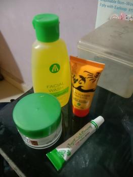 Product Review of Liz Skincare Paket Flek Hitam 4 in 1 Facial Wash Krim Pemutih Malam Siang Sunscreen Tabir Surya - Pencerah Lightening from a**5 0