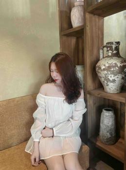 Product Review of Jum váy Voan Tơ Trễ Vai Liền Quần Tay Bồng Tặng Kèm Hoa Cài siêu xinh J.179 from M**🐾 1
