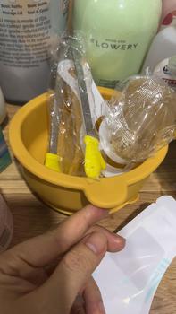 Product Review of (Tặng 1 thìa silicon giống màu bát) Bát ăn dặm silicon cho bé - sản phẩm an toàn, không chứa BPA from H**h M** 0
