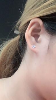 Product Review of [1 CHIẾC] Khuyên Tai Đính Đá Chốt Bi Không Hoen Gỉ Unisex thesolvn from L** B**h T**o 0