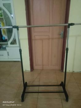 Product Review of GEI - Stand Hanger Single Praktis Gantungan Baju Stainless Steel Dengan Roda Untuk Gantungan Hijab, Mukena, Handuk, Baju, Kaos Bahan Pipa Stainless from 𝕯**𝖍 𝕬**𝖋 0