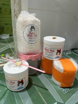 Product Review of 1KG Kem Body Tẩy Dưỡng (da ngâm sạm thân đen chai lì, da vàng) from t** s**🥰 1