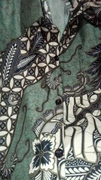 Product Review of Kemeja Batik Pria Kate Hijau Sage Kain Katun Mikro from k**k 1