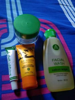 Product Review of Liz Skincare Paket Flek Hitam 4 in 1 Facial Wash Krim Pemutih Malam Siang Sunscreen Tabir Surya - Pencerah Lightening from S**i 0