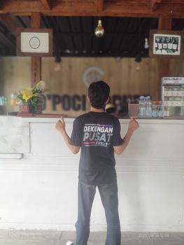 Product Review of KAOS DEKENGAN PUSAT PRIA LENGAN PENDEK BAHAN KATUN CVC ADEM TIDAK BIKIN GERAH VIRAL TIK TOK Nyaman Distro from d**n 1