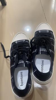 Product Review of Giày thể thao nam Bentoni Caro Sneakers màu đen kẻ trắng chất liệu vải canvas nhẹ êm from Q**n T**y 0