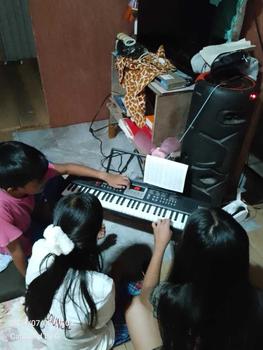 Product Review of Electronic Keyboard Piano 61 Keys with Small microphone and Music Stand #7601 from G**n 0