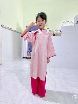 Product Review of Áo dài UYỂN NHƯ bé gái chất lụa gấm hoa cao cấp cho bé 8-30kg tặng bờm ngọc trai - B132 from T**❣ 1