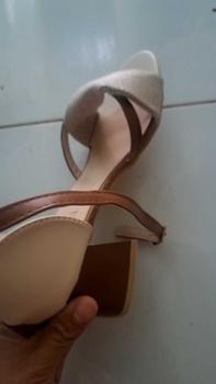 Product Review of Giày sandal gót dày phong cách cổ tích mùa hè 2025 phong cách mới thoải mái và đa năng nhẹ nhàng gót vừa cao gót La Mã khóa cao gót Nữ Nhung from L**@ 0
