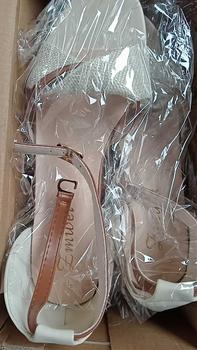 Product Review of Giày sandal gót dày phong cách cổ tích mùa hè 2025 phong cách mới thoải mái và đa năng nhẹ nhàng gót vừa cao gót La Mã khóa cao gót Nữ Nhung from X**n T**h 2**g 0