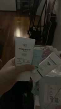 Product Review of (Quà tặng 1 Nước tẩy trang 30ml)Kem chống nắng thuần vật lý cho da nhạy cảm Dr.G Green Mild Up Sun+ SPF50+ PA++++ 50ml from T**a 0