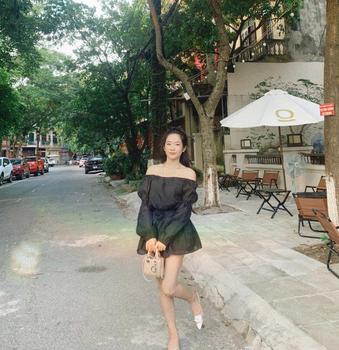 Product Review of Jum váy Voan Tơ Trễ Vai Liền Quần Tay Bồng Tặng Kèm Hoa Cài siêu xinh J.179 from B** g** h** n**o 0