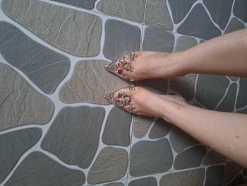 Product Review of LOVIIECORNER GIÀY CAO GÓT MŨI NHỌN SLINGBACK - FORM BÉ - GUỐC NỮ QUAI TRONG ĐÍNH ĐÁ SANG TRỌNG GÓT ĐŨA 9 PHÂN - G240870 from u**5 3