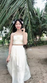 Product Review of Sét Váy Maxi Áo Cúp Nguc Dây Yếm Gắn Hoa + Chân Váy Xoè Dáng Dài 2 Lớp from H**g T** 1