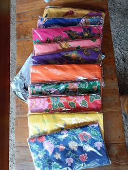 Product Review of คละลาย ดอก นกยูง 10 ชิ้นรูปแบบสุ่ม ผ้าถุง สำเร็จรูป กันต์รีวิว ผ้าถุงสกินนี่ ผ้าถุงสาวอวบ ผ้าถุงสําเร็จ ผ้าถุงไทยใส่แล้วสวย ผ้าถุงลายไทย ผ้าถุงตัดสําเร็จ ผ้าถุงเย็บพร้อมนุ่ง from T**😴 1