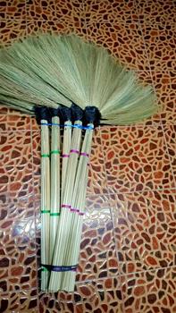 Product Review of ไม้กวาดดอกหญ้าด้ามกำ{ที่หัวทับด้วยยางมะตอย}{1มัดมี 10 ด้าม} from S**0 0