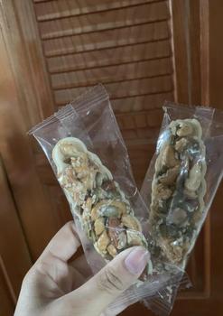 Product Review of [Combo Ổn Áp] - Gói Da Heo Mắm Tỏi Sấy Lá Mắc Mật Và Tùy Chọn - Tặng Kèm 4 Ly Nếp Sấy Chà Bông - Đồ Ăn Vặt,  Snack Food. from T**g đ** m** l** 0
