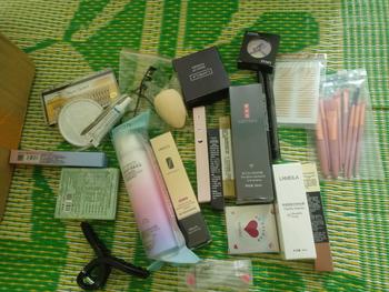 Product Review of Bộ Trang Điểm 24 món gồm Xịt khoá make-up, Bảng phấn mắt, Kem nền, Kẻ mắt, Kẻ mày, Bộ cọ, Kẹp cong mi, Son, Phấn phủ.. đầy đủ như hình Mỹ Phẩm Nữ from H**g B** t** 1
