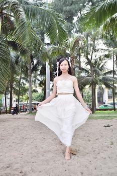 Product Review of Sét Váy Maxi Áo Cúp Nguc Dây Yếm Gắn Hoa + Chân Váy Xoè Dáng Dài 2 Lớp from H**g T** 3