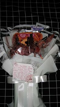 Product Review of Bouquet Coklat Silverqueen Valentine Gift | Bucket Hadiah Valentine Bunga | Buket Hadiah Ulang Tahun Graduation | Hadiah Kado Pacar Bucin Valentine Trend Love Santai from A**y 0