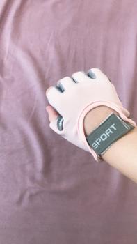 Product Review of Găng Tay Sport Tập Gym Nữ Chống Trượt Tập Yoga, Gym, Goft, Đạp Xe, Đệm Silicon Cao Su Chống Trơn from S**o 1