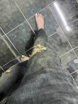 Product Review of YURI JEANS - (Vải QCCao Cấp) Quần Jeans Baggy Màu Dơ Bụi Rách Gối Chất Mền Mịn Dài94cm Nữ Pants from N**6 0