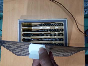 Product Review of [Mẫu Mới] Hộp 6 Bàn Chải “Thiết Kế Mới” Hoạ Tiết Sang Chảnh Đầu Siêu Dài Chải Răng Siêu Nhanh Tặng Kèm Hộp Đẹp Trắng Răng from V** V**g 1