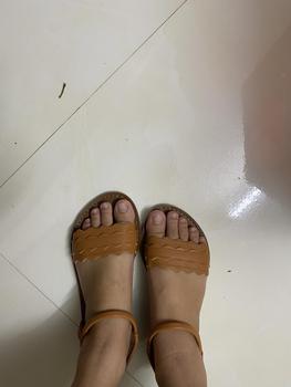 Product Review of GHShoes VD03 - Giày sandal nữ quai lượn sóng mũi tròn đi học đi chơi DéP đi chơi đi làm Chân đế phẳng (1 cm trở xuống) Dép xăng đan Jean Đế Bằng dép  nữ ngang thấp 1402 from B** n** h**g 1
