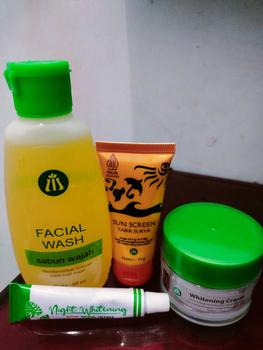Product Review of Liz Skincare Paket Flek Hitam 4 in 1 Facial Wash Krim Pemutih Malam Siang Sunscreen Tabir Surya - Pencerah Lightening from b**z 0