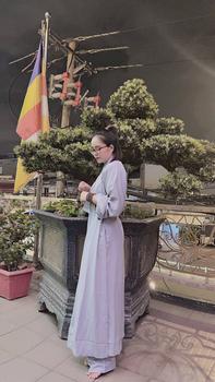 Product Review of BỘ QUẦN ÁO TRÀNG PHẬT TỬ THÊU HOA - set đồ lam đi lễ, hành thiền # áo tràng kèm quần vải kate lụa mềm có co giãn BT01 from Y**ư 0