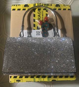 Product Review of Túi Xách Nữ Đeo Chéo Bag Clutch Đi Tiệc Cầm Tay Quai Kiềng Đính Đá BlingBling Màu Đen Màu Bạc Sang Chảnh Kèm Dây Xích Size 18 HÀNG CHUẨN QC Nhung Kem tuixach  thoitrang Khô sạch Nhẫn Đinh from K**l 0