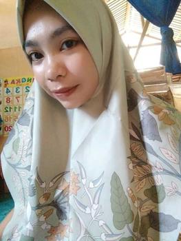 Product Review of PAKET USAHA HIJAB SEGI EMPAT UMAMA MOTIF 100 RIBU 6 PCS Logo Metal Voal Square Gold Muslim Kerudung Mewah Lembut Nyaman Cantik from Y**i ** L**a 1
