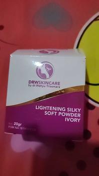 Product Review of Bedak Tabur Drw Skincare Tahan Lama Pengecil Pori-pori Kontrol Minyak from t**🍂 0