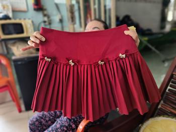 Product Review of Chân váy nhung xếp ly đính nơ chất dạ nhung from D**3 1