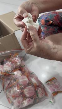 Product Review of 1kg (50 cái) Bánh in loại nhỏ (HSD 20 NGÀY) nhà nguyệt thơm ngon nhân dừa non và nhân đậu xanh ( 1kg hơn 50 bánh ) Cake from T**m P**n 1