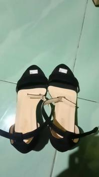 Product Review of Sandal High Heels Wanita Simpel Hak 5 cm Terbaru Hak Setengah (3-5 cm) Hitam from d**✨ 0