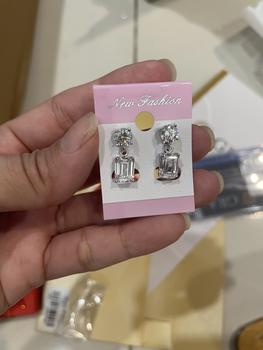 Product Review of Phụ Kiện Bông Tai Khuyên Tai Nữ B01029 Chui Đẩy Tòn Ten Viên Emerald Màu Trắng Đeo Tai Sang Trọng Trang Sức Bạc Ý Xi Bạch Kim - Bạc Thuận Phát from T**a C**2 0