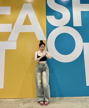 Product Review of Quần Jeans Ống Rộng Phong Cách Hàn Quốc KARA 498- Chất vải dày dặn, thoải mãi, dễ phối đồ from N**n P**g A** 3