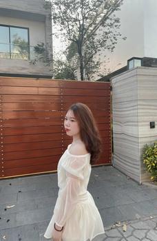 Product Review of Jum váy Voan Tơ Trễ Vai Liền Quần Tay Bồng Tặng Kèm Hoa Cài siêu xinh J.179 from M**🐾 3