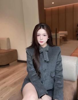 Product Review of Chân váy nhung xếp ly đính nơ chất dạ nhung from H** 0