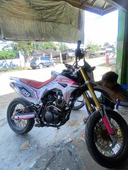 Product Review of DECAL HONDA CRF 150L PUTIH SUPERMOTO FULL BODY KEREN MINIMALIS SIMPLE MURAH TERBARU VIRAL- CRF GANK PUTIH 060 Motor from s**a 0