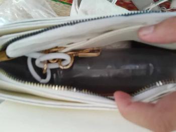Product Review of Túi xách nữ kẹp nách, túi đeo chéo khoá xoay T vân rắn size 21cm Da Bag Đeo Vai Kem Nhung from M** X**h 0