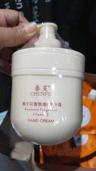 Product Review of 【ซื้อ 10 แถม 1 】โปรโมชั่นจำนวนจำกัด ครีมทามือน้ำมันม้าเพิ่มความชุ่มชื้นป้องกันความแห้งกร้าน เหมาะสำหรับผู้ชายและผู้หญิง ปริมาณ 100กรัม บำรุง ผิว เท้า (ความจุขนาดใหญ่)ฟรีมาส์กเพิ่มความชุ่มชื้น*2 ครีม  ทา ครีม  ทา แฮนครีม from p**p b** p** s**6 1