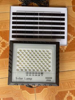 Product Review of Đèn Năng Lượng Mặt Trời Mắt Ngọc Solar Light 3000W Đèn có thấu kính, chống loá mắt. Điều khiển từ xa - Cảm biến ngày/đêm. Tự đông bật tắt. Không sử dụng điện, Có đèn báo % pin. An toàn, Tiết kiệm đènnang  luong from P**m T**n M** 0