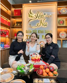 Product Review of Váy nữ sét croptop tay dài mix chân váy chữ A tone màu Đen và màu Be - 2000Closet - Lịch, Women from T**a y**a 0