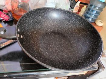 Product Review of LIVE EXCLUSIVE RACUNUUNA YK Design Wajan Batu Medis Permukaan Wajan Kasar Gagang Plastik Ukuran 32CM YK-822A01 from R**i 0