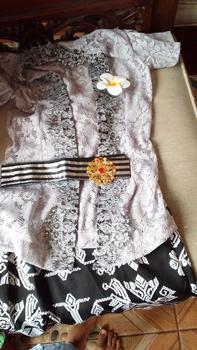 Product Review of SET KEBAYA ANAK KARTINI WARNA SILVER LK030 from M**y 0