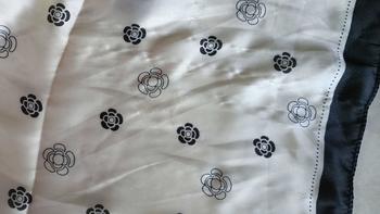 Product Review of Khăn lụa hoa nhí đen trắng kem đi biển thanh lịch 90x180cm Khăn Choàng Quàng Cổ Women from H**n L** 1