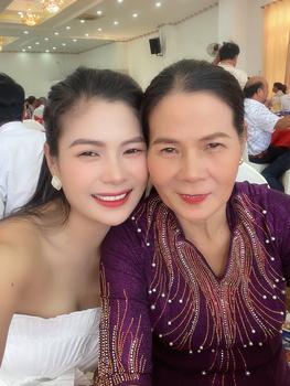 Product Review of Đầm Trung Niên Dáng Dài + Lửng K482 Vải Nhũ từ 50-80kg Ôm gọn Màu Đỏ Women Dress Kim Tuyến from C**c N**n N**n 1